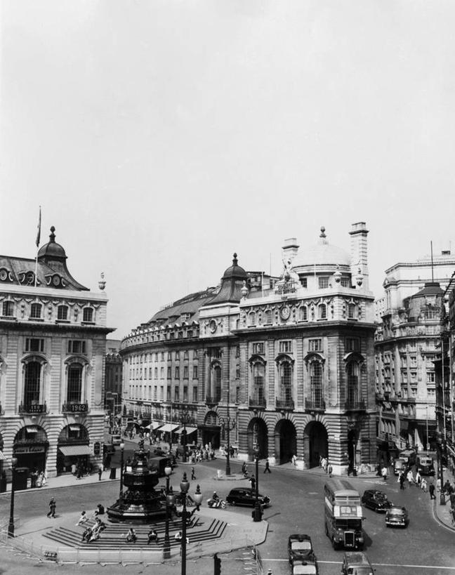 人群,马戏团,广场,竖图,俯视,黑白,室外,白天,城市,道路,街道,路,喷泉,公路,汽车,英国,欧洲,朦胧,模糊,雕像,高处,巴士,路口,交通,欧盟,首都,古典,英格兰,皮卡迪利广场,天空,地标建筑,社区,角度,摄影,生活方式,放置,英国文化,万里无云,团结,马路,高角度拍摄,旅行,居住区,名声