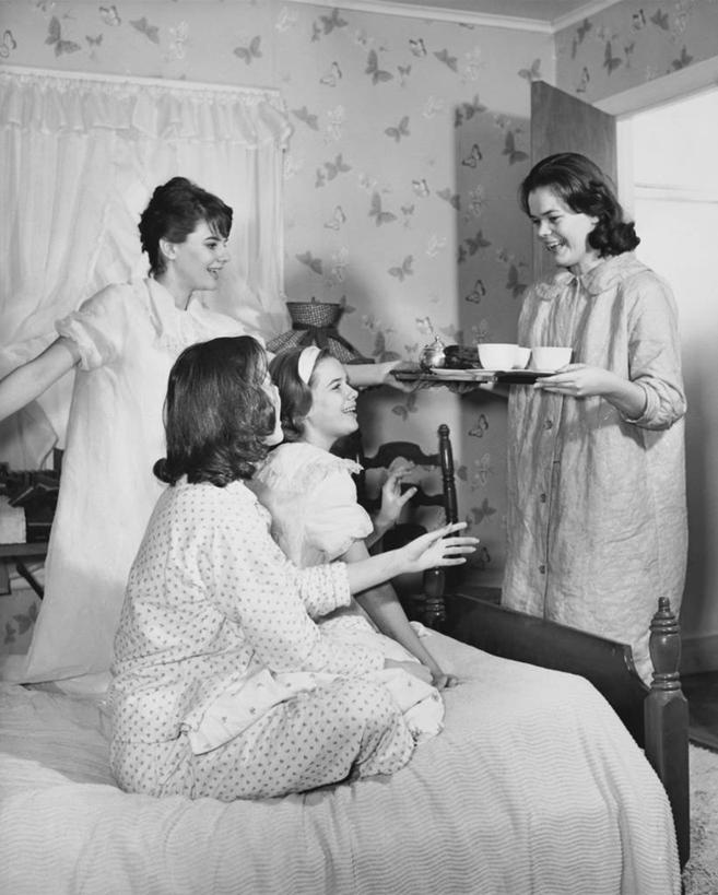 西方人,儿童,少年,头发,一个人,四个人,人群,坐,微笑,竖图,黑白,室内,友谊,幸福,纯洁,窗帘,床,门,卧室,椅子,欧洲,欧洲人,仅一个男性,仅一个年轻女性,仅一个女性,仅一个人,睡衣,服装,束发带,食品,杯,餐盘,饮食,饮料,仅一个年轻男性,小孩,衣服,茶壶,饼干,可爱,童年,童趣,人体,摄影,服饰,衣着,穿着,青春期,上菜,家居服,童真,烂漫,无邪,寝衣,衣饰,天真,男人,男性,年轻男性,年轻女性,女孩,女人,女性,白种人,孩子,茶杯