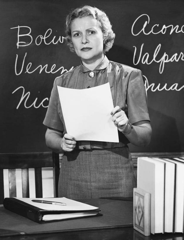 西方人,中年人,老年人,一个人,教师,竖图,黑白,室内,桌子,欧洲,欧洲人,文字,教育,黑板,教室,摄影,英文字母,手写,文档,肖像,迷惑,担心,女性,白种人,讲师,书,半身