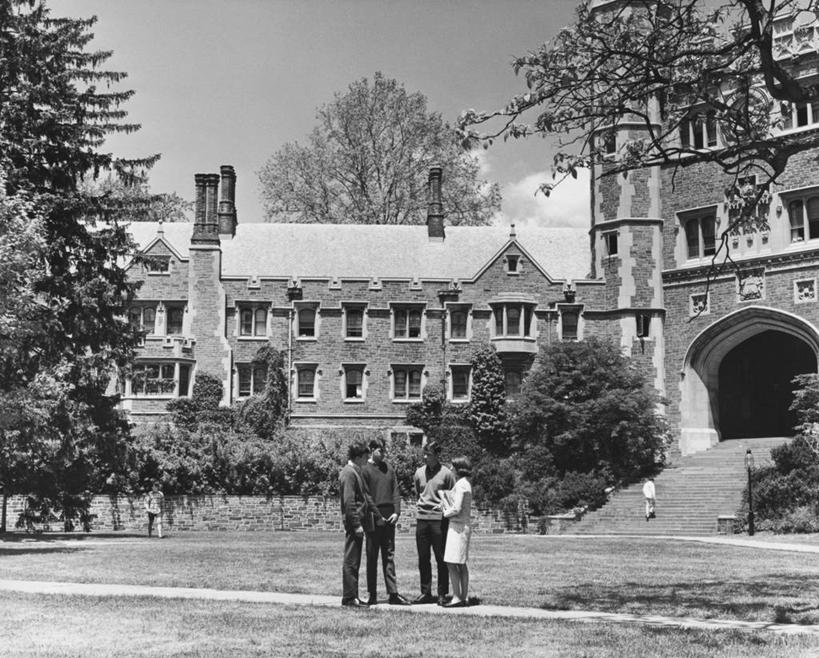 成年人,人群,学生,学校,教学楼,横图,黑白,室外,白天,草坪,植物,建筑,美国,阴影,拱门,常春藤,教育,现代,校园,台阶,树,天空,教室,摄影,知识,新泽西,普林斯顿,泽西岛,男人,女人,大学生,步行,大学,教学大楼