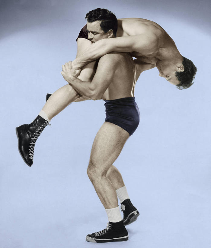 西方人,成年人,两个人,竖图,阶调图片,室内,白天,运动服,运动鞋,运动,竞争,摔跤,鞋子,欧洲,欧洲人,短裤,竞技运动,靴子,力量,摄影,活动,动作,击败,运送,打斗,进攻,挑战,男人,年轻男性,白种人,年轻人,彩图