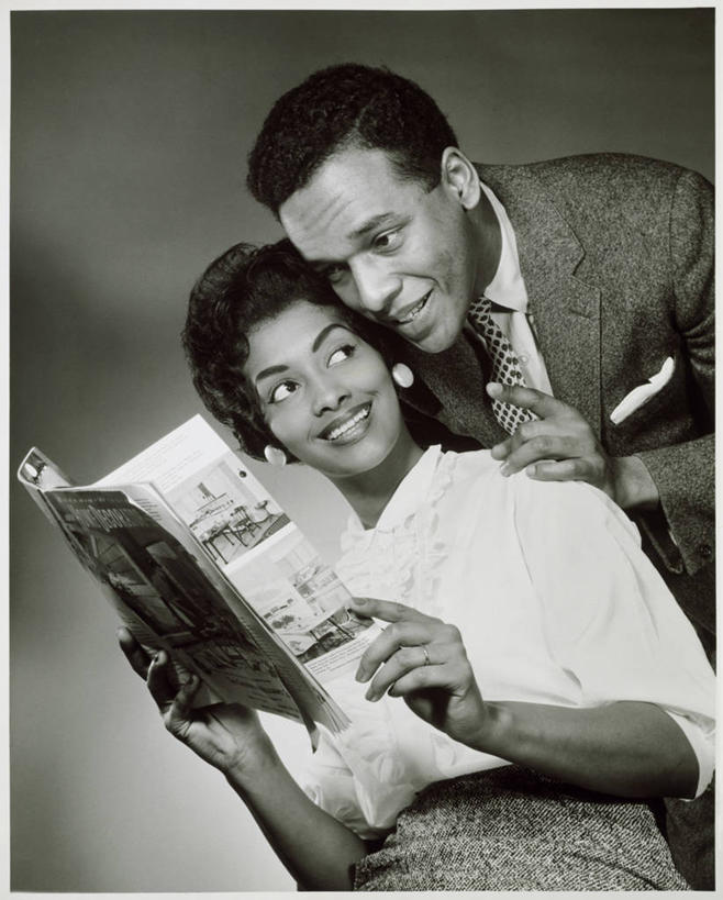 成年人,脸,头,脸颊,肩,关节,头发,两个人,夫妻,商店,书店,微笑,竖图,室内,特写,侧面,衬衫,爱情,购物,快乐,幸福,消费,杂志,套装,正装,领带,浪漫,注视,肩膀,观察,看,恩爱,决定,读书,斜视,人体,恋人,摄影,生活方式,观看,矮,惊奇,察看,鄙视,关注,选择,目录,渴望,计划书,藐视,讽刺,蔑视,嘲笑,异性恋,男人,年轻男性,年轻女性,女人,非洲人,年轻人,头部,脸部,脸蛋,面部,夫妇,情侣,书,半身,彩图,伴侣,短发