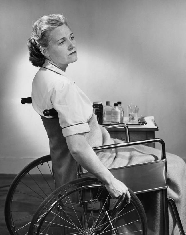 西方人,成年人,中年人,老年人,头发,一个人,坐,竖图,黑白,室内,寂寞,欧洲,欧洲人,仅一个女性,沮丧,休闲装,轮椅,生病,人体,摄影,悲哀,担心,女人,白种人,触摸,损失,独处