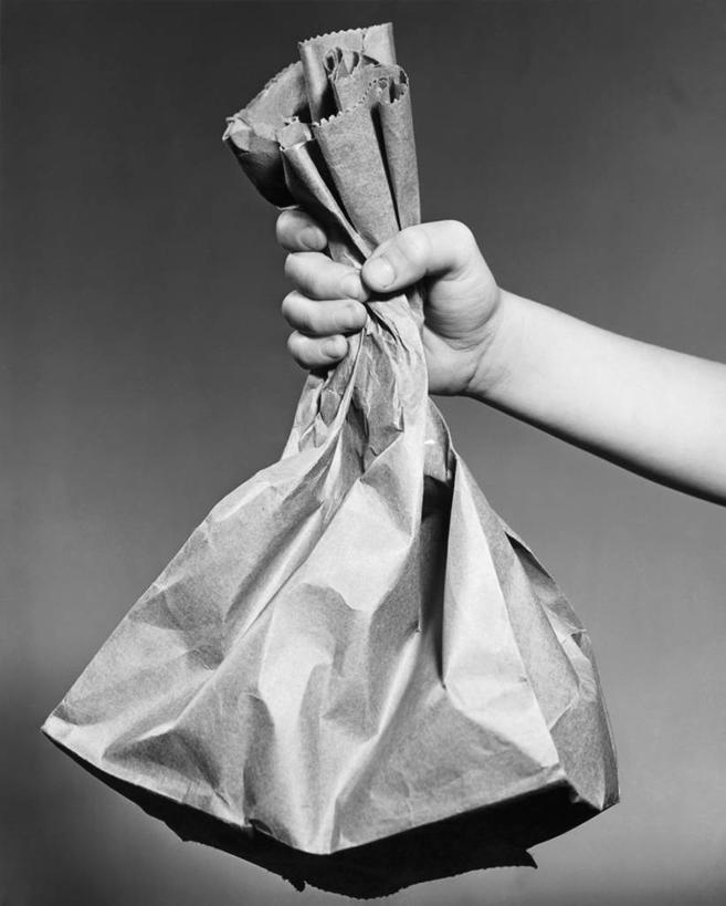 一个人,商店,竖图,黑白,室内,特写,购物,消费,静物,包,纸,纸袋,购物袋,零售,人体,摄影,生活方式,部分,手臂