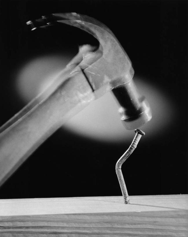 无人,竖图,黑白,室内,特写,运动模糊,装修,弯腰,锤子,钉子,两个,击打,工业,摄影,撞击,想法,能力,木工,改进