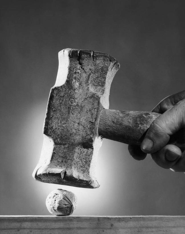 手,一个人,竖图,黑白,室内,特写,水果,锤子,食品,饮食,饮料,两个,干果,击打,人体,摄影,部分,胡桃,能力