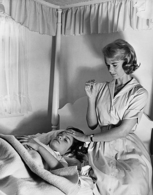 西方人,儿童,成年人,中年人,老年人,前额,两个人,家庭,父母,母亲,女儿,坐,躺,竖图,黑白,室内,纯洁,床,卧室,欧洲,欧洲人,检查,温度计,床单,休闲装,小孩,枕头,休息,生病,温暖,温馨,一家人,可爱,童年,童趣,读书,人体,摄影,测量工具,年龄,温度,和睦,童真,烂漫,无邪,发热,天真,老年女性,女孩,女人,中年女性,白种人,孩子,触摸,仰卧,彩图,融洽