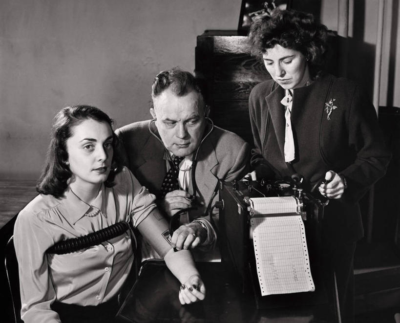 西方人,成年人,中年人,老年人,头发,三个人,人群,兄弟,横图,室内,椅子,欧洲,欧洲人,套装,正装,研究,注视,休闲装,听诊器,观察,看,人体,摄影,巨大,庞大,观看,矮,控制,权威,察看,忧虑,关注,医疗工具,宏大,硕大,伟大,想法,传感器,判断,信任,老年男性,男人,年轻女性,女人,白种人,年轻人,半身,彩图,测谎器,短发,法律,撒谎者