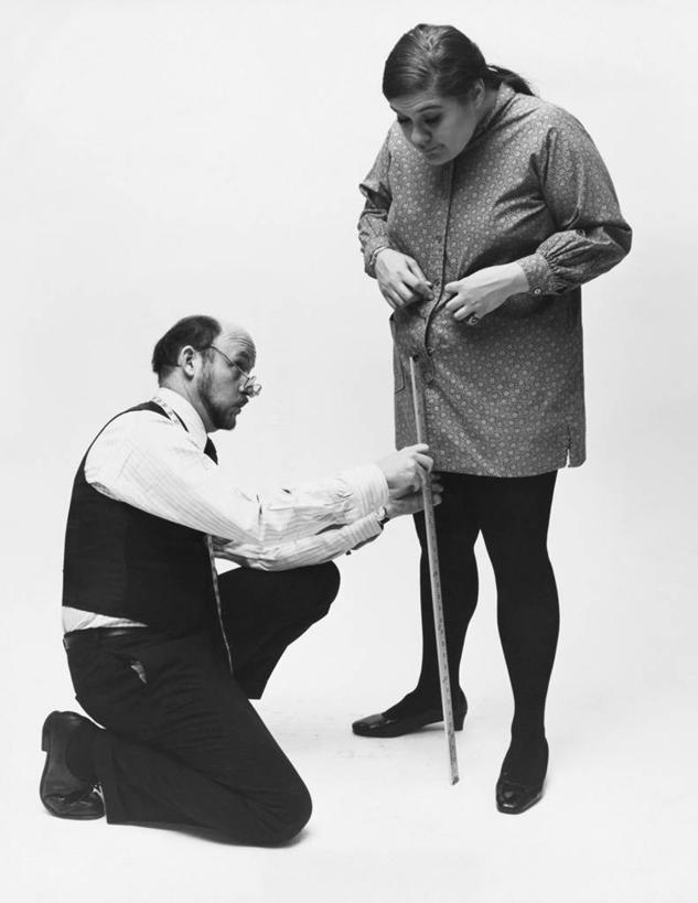 西方人,成年人,中年人,老年人,两个人,裁缝,蹲,竖图,黑白,室内,欧洲,欧洲人,测量,眼镜,注视,顾客,卷尺,观察,看,服务,摄影,观看,测量工具,察看,准确,关注,折尺,技能,老年女性,男人,年轻女性,女人,中年男性,白种人,年轻人