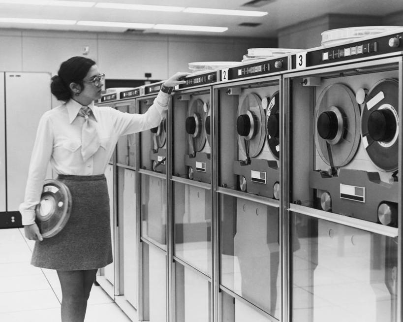 西方人,成年人,一个人,商务人士,商务女性,办公室,横图,黑白,室内,衬衫,裙子,商务,幸福,技术,数据,天花板,欧洲,欧洲人,仅一个年轻女性,仅一个女性,仅一个人,敲打,套装,眼镜,缎带,领带,古典,图像,设备,输入,物品,打字,驾驶,职业,摄影,点击,怀旧,主机,敲击,专心,企业,公司,记忆,商务装,计算机设备,食品加工厂,工薪阶层,苹果核,进展,按键,计算机,年轻女性,女人,女性,白种人,年轻人,白领,上班族