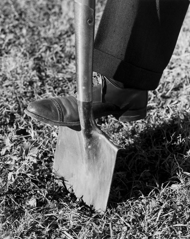 一个人,推,竖图,俯视,室外,白天,高跟鞋,鞋子,朦胧,模糊,陆地,园艺,设备,物品,草,一个,人体,角度,摄影,单个,年龄,挖掘,横截面,足,彩图,高角度拍摄