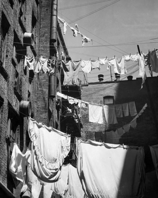 无人,竖图,黑白,室外,白天,仰视,日光,吊挂,悬挂,挂,洗衣服,衣服,天空,晾衣服,角度,摄影,建造,贫穷,干的,衣夹,贫民窟,烘干,低角度拍摄,巷,社会问题