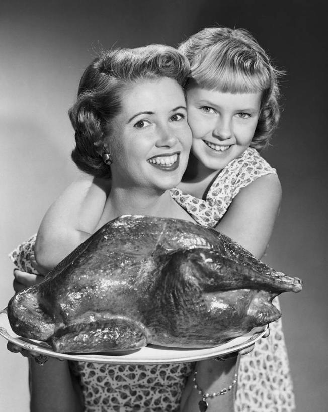 西方人,儿童,成年人,中年人,老年人,脸,头,脸颊,两个人,家庭,母亲,女儿,微笑,竖图,黑白,室内,特写,烧烤,幸福,纯洁,欧洲,欧洲人,连接,食品,烤火鸡,古典,餐盘,饮食,肩膀,小孩,盘子,温暖,温馨,一家人,可爱,童年,童趣,摄影,和睦,肖像,童真,烂漫,无邪,火鸡肉,天真,老年女性,女孩,女人,中年女性,白种人,孩子,头部,脸部,脸蛋,面部,拥抱,半身,爱,融洽,传统文化