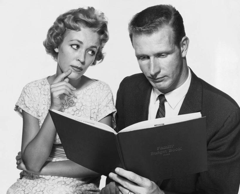 西方人,成年人,中年人,老年人,下巴,手,头发,两个人,花园,坐,横图,黑白,室内,特写,侧面,花圃,欧洲,欧洲人,撑,套装,正装,托腮,注视,观察,看,托,思考,读书,斜视,金融,人体,摄影,观看,矮,察看,专心,鄙视,关注,托下巴,预算,藐视,讽刺,蔑视,嘲笑,老年女性,男人,女人,中年男性,中年女性,白种人,腰部,书,小花园,伴侣,短发