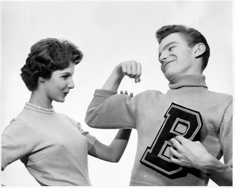 西方人,成年人,头发,健壮,两个人,微笑,横图,黑白,室内,幸福,信心,项链,欧洲,欧洲人,教育,休闲装,调情,力量,摄影,矮,肱二头肌,男人,年轻男性,年轻女性,女人,白种人,年轻人,触摸,半身,大学,短发,高领毛衣