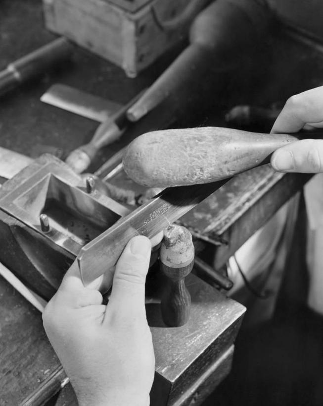 手,一个人,竖图,黑白,室内,特写,金属,木制,工具,钻石,职业,击打,人体,摄影,部分,珠宝商,宝石,手艺,工匠,技能,刀刃,美术工艺