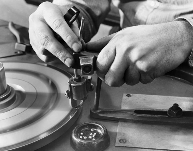 手,一个人,横图,黑白,室内,特写,金属,工具,钻石,职业,人体,摄影,部分,珠宝商,手艺,调整,工匠,技能,刀刃,机件,美术工艺,商人