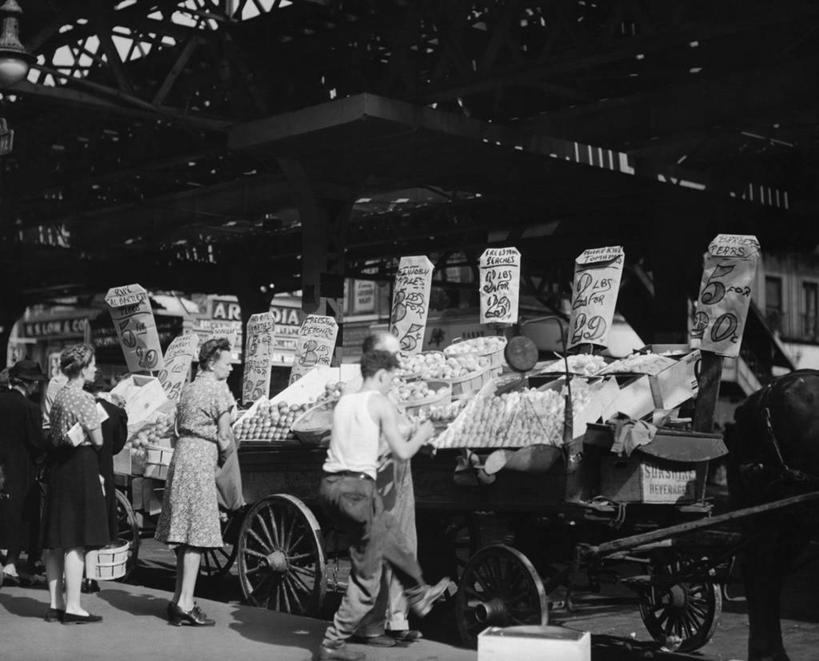 横图,黑白,室外,白天,购物,消费,马,蔬菜,帽子,纽约,美国,五个人,小贩,朦胧,模糊,马车,食品,购物袋,市场,饮食,货物,背面,零售,摄影,北美,纽约州,女性,第三大道
