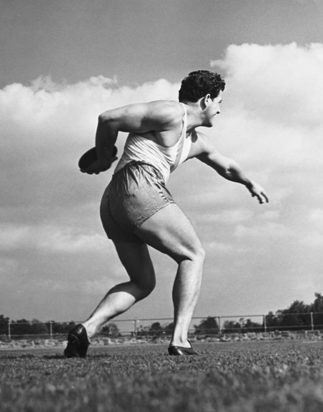 西方人,成年人,一个人,运动员,竖图,黑白,室外,白天,运动服,锻炼,快乐,比赛,运动,竞争,欧洲,欧洲人,仅一个男性,仅一个人,伸展,短裤,云,竞技运动,娱乐,草,树,仅一个年轻男性,天空,休闲,力量,摄影,体育运动,决心,努力,田径运动员,体育,铁饼,男人,男性,年轻男性,白种人,年轻人,扔,健身