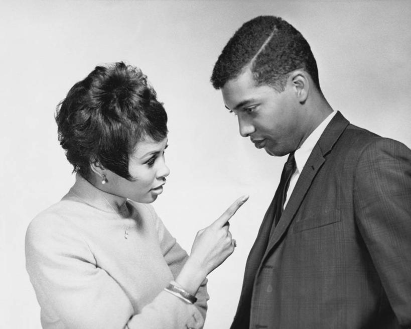 成年人,头发,两个人,夫妻,横图,黑白,室内,特写,衬衫,爱情,对抗,指,套装,正装,生气,冲突,护腕,领带,浪漫,指点,面对面,恩爱,责备,人体,恋人,摄影,矮,指向,问题,处罚,谴责,想法,异性恋,判断,男人,年轻男性,年轻女性,女人,非洲人,年轻人,夫妇,情侣,半身,伴侣,短发,态度