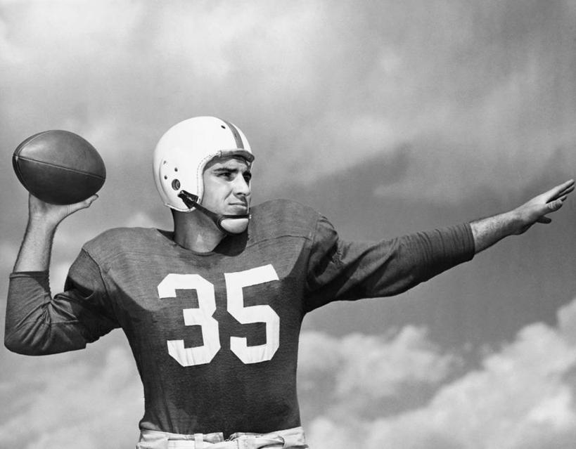 西方人,成年人,一个人,横图,黑白,室外,白天,运动服,运动,竞争,橄榄球,欧洲,欧洲人,仅一个男性,仅一个人,准备,服装,标志,数字,文字,字符,云,竞技运动,古典,标识,仅一个年轻男性,衣服,天空,摄影,阿拉伯数字,服饰,活动,保护,动作,衣着,穿着,橄榄球运动员,挑战,美国文化,橄榄球头盔,衣饰,美式足球,男人,男性,年轻男性,白种人,美国人,年轻人,扔,半身,运动装