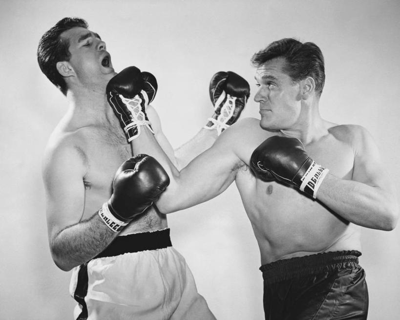 西方人,成年人,中年人,老年人,两个人,横图,黑白,室内,运动服,运动,竞争,拳击,欧洲,欧洲人,拳击手套,竞技运动,设备,物品,击打,摄影,活动,动作,击败,打斗,体育器械,瞄准,挑战,老年男性,男人,中年男性,白种人