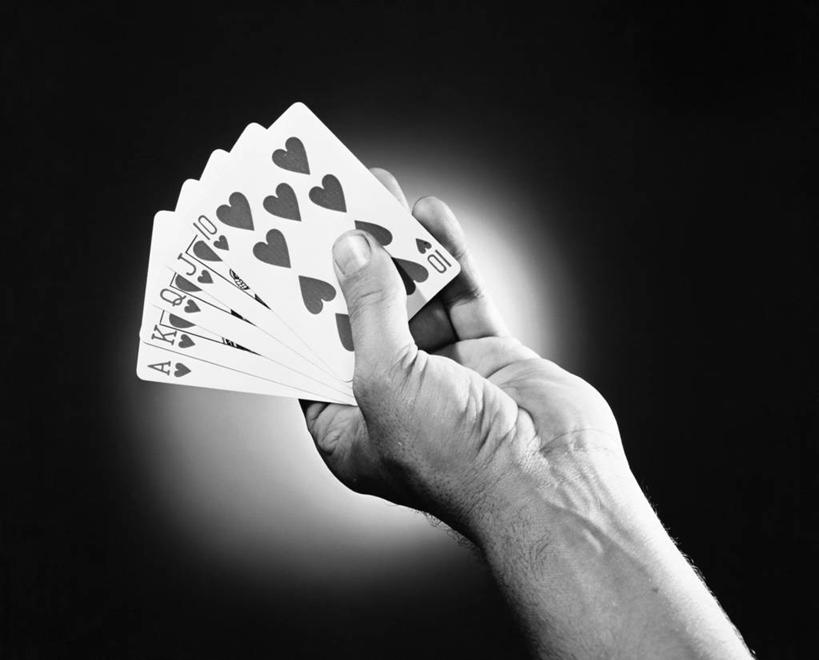 手,一个人,横图,黑白,室内,特写,赌博,运气,成功,纸牌,扑克,朦胧,模糊,人体,摄影,聚光灯,部分,散开,机会,心型