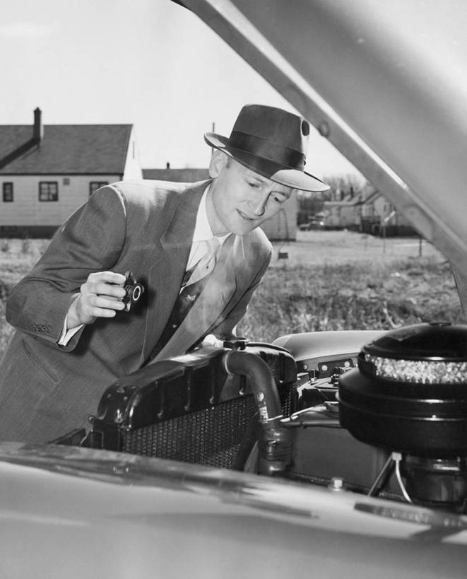 西方人,成年人,中年人,老年人,一个人,竖图,黑白,室外,白天,衬衫,汽车,帽子,欧洲,欧洲人,仅一个男性,仅一个人,仅一个中年男性,套装,正装,检查,蒸汽,盖子,陆地,领带,注视,车,天空,交通工具,打开,观察,看,发动机,运输,摄影,观看,修理,察看,开启,关注,麻烦,载具,问题,万里无云,老年男性,男人,男性,中年男性,白种人,半身,风帽,汽车抛锚