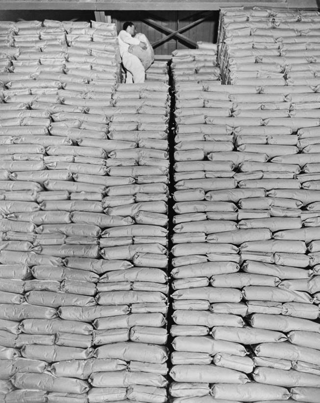 西方人,成年人,一个人,竖图,黑白,室内,仰视,欧洲,欧洲人,仅一个男性,一堆,堆叠,堆积,丰富,包,高处,食品,糖,仓库,休闲装,饮食,饮料,工人,靠,靠着,职业,工业,角度,摄影,堆,高,男人,白种人,员工,低角度拍摄,匠人,劳动者,体力工,检查表