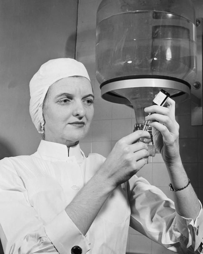 西方人,成年人,中年人,老年人,脸,头,脸颊,肩,关节,一个人,护士,竖图,黑白,室内,特写,制服,安全,欧洲,欧洲人,仅一个女性,准备,药剂,实验室,防护,设备,外套,肩膀,物品,瓶子,药品,鸭舌帽,治疗,注射,人体,摄影,保护,药物,医疗,注射器,准确,白衣天使,关爱,医疗器械,保险,预防,医疗工具,实验服,手术帽,注射剂,充满,手术器械,平安,注射液,女人,白种人,头部,脸部,脸蛋,面部