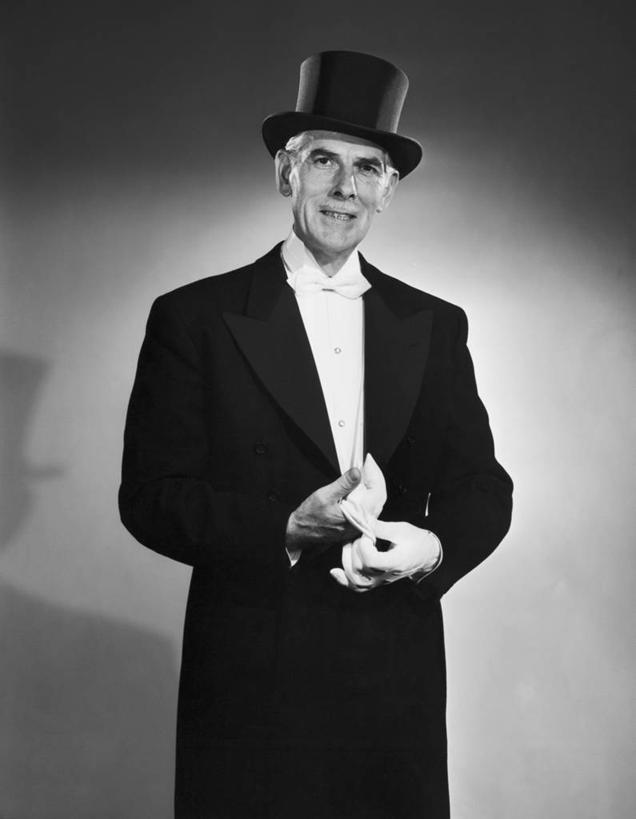 西方人,成年人,老年人,一个人,竖图,黑白,室内,欧洲,欧洲人,仅一个男性,仅一个人,准备,服装,正装,领结,仅一个老年男性,摄影,严肃,高雅,神圣,肖像,燕尾服,认真,老年男性,男人,男性,白种人,礼服,英俊,美人