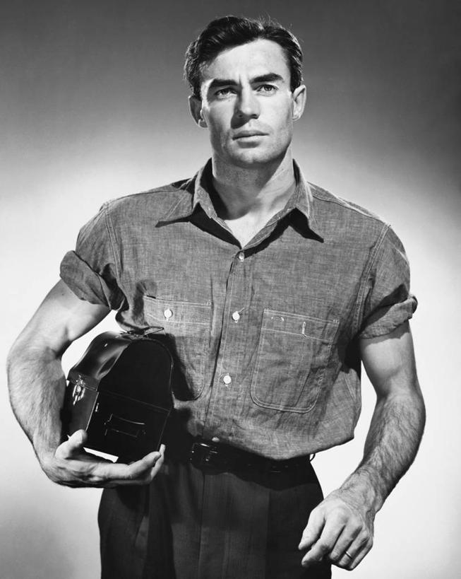 西方人,成年人,中年人,老年人,一个人,竖图,黑白,室内,衬衫,欧洲,欧洲人,仅一个男性,职业,思考,摄影,老年男性,中年男性,白种人,半身,开领