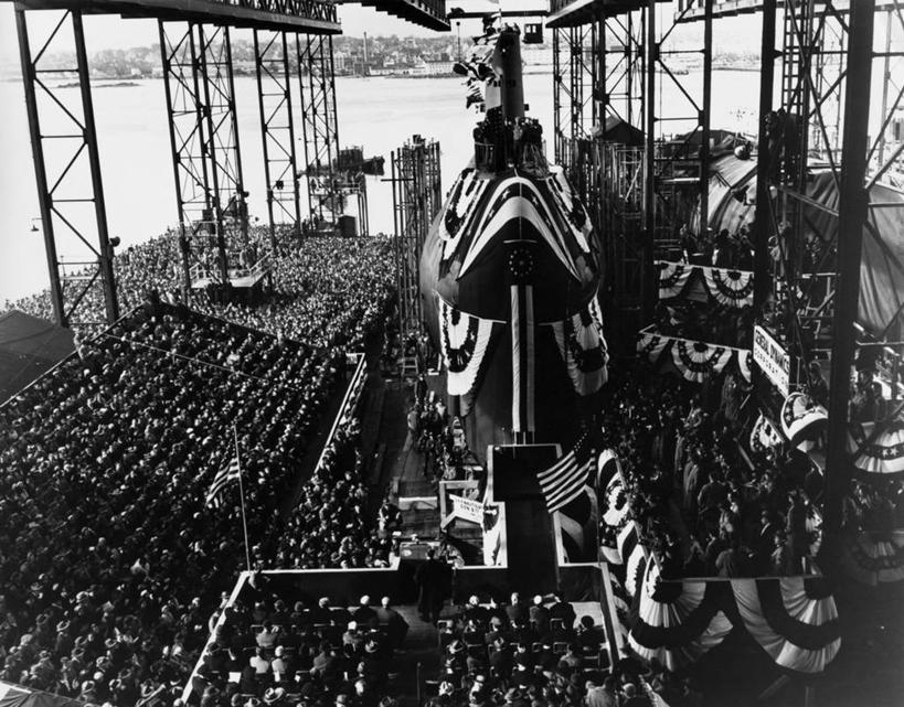 横图,俯视,黑白,室外,白天,骄傲,水,船,旗帜,美国,庆祝,军事,古典,历史,运输,美国国旗,摄影,军舰,北美,海军,典礼,群众,战舰,潜水艇,核潜艇,军用战舰,爱国主义,战船,造船厂,康涅狄格州,高角度拍摄,美国海军,美国军事,过去