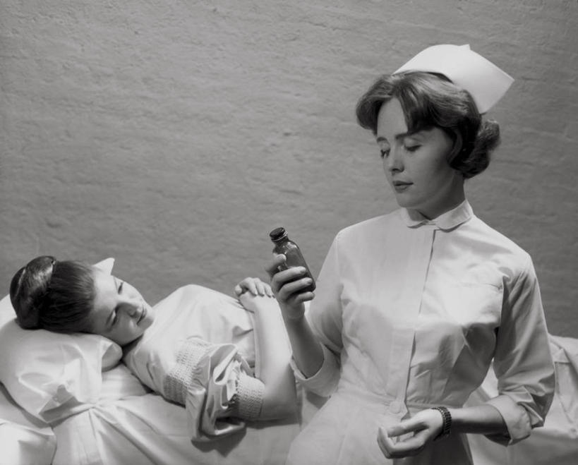 西方人,儿童,少年,成年人,头发,一个人,两个人,病人,护士,横图,室内,制服,纯洁,床,卧室,欧洲,欧洲人,仅一个年轻女性,仅一个女性,仅一个人,药丸,注视,小孩,瓶子,观察,看,放松,可爱,童年,童趣,读书,人体,摄影,观看,矮,察看,白衣天使,关爱,关注,青春期,童真,烂漫,无邪,技能,天真,年轻女性,女孩,女人,女性,白种人,孩子,年轻人,睡觉,半身,彩图,短发,家庭护理