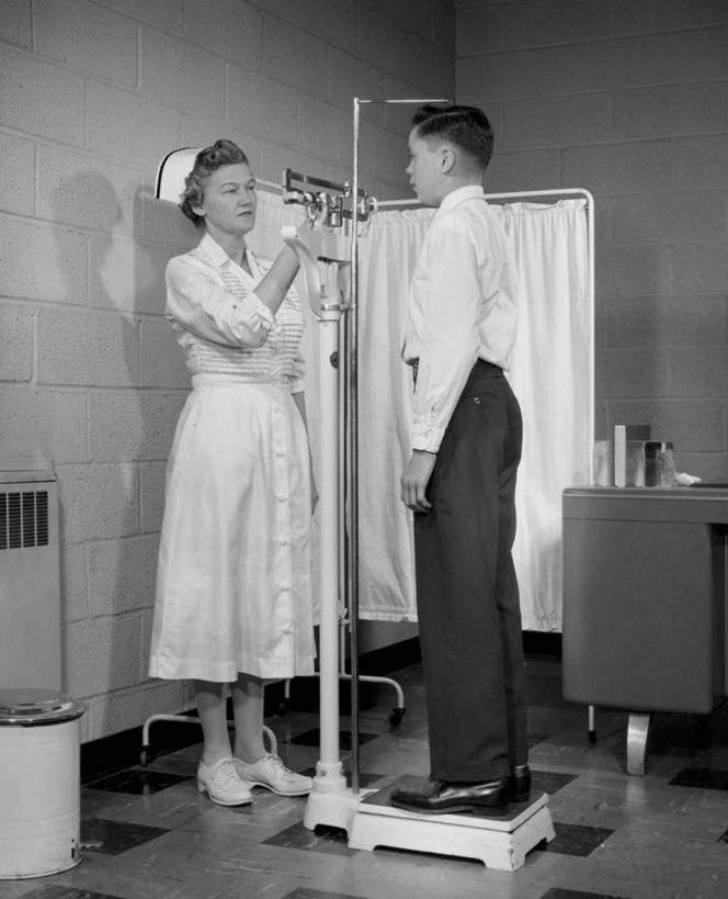 西方人,儿童,成年人,中年人,老年人,两个人,护士,医院,竖图,黑白,室内,制服,纯洁,帽子,欧洲,欧洲人,阴影,测量,休闲装,小孩,重量,可爱,童年,童趣,服务,摄影,测量工具,准确,童真,烂漫,无邪,健康食物,身高,技能,天真,老年男性,男孩,男人,白种人,孩子,秤,好奇心