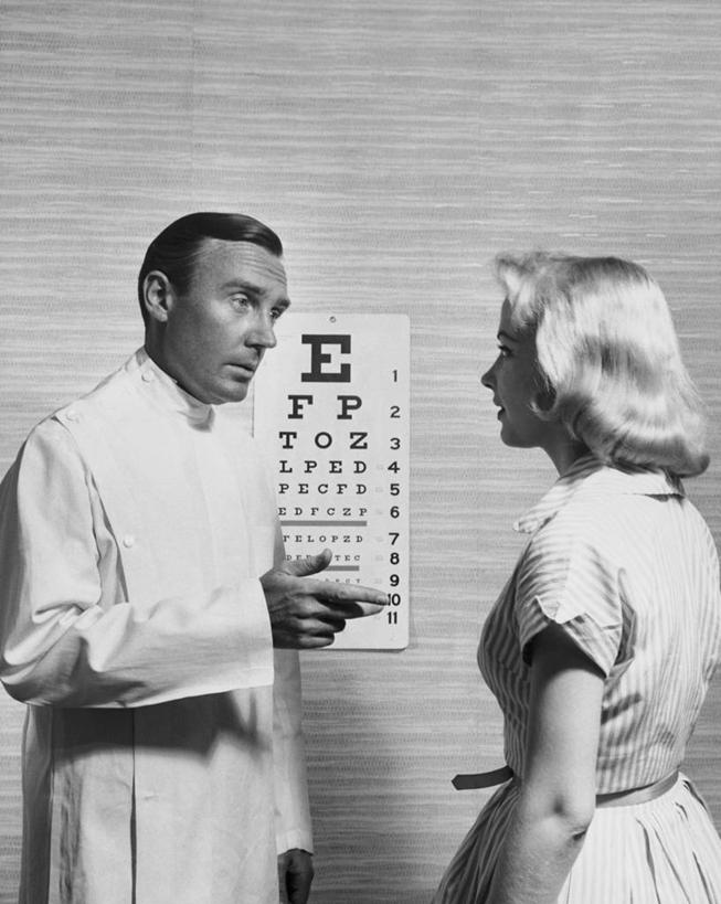 西方人,成年人,中年人,老年人,眼睛,头发,两个人,病人,竖图,黑白,室内,欧洲,欧洲人,瞳孔,图表,字母,休闲装,手势,面对面,人体,眼部,摄影,验光师,视力,视力表,技能,老年女性,男人,年轻女性,女人,中年男性,白种人,年轻人,眼,说话,半身,打手势