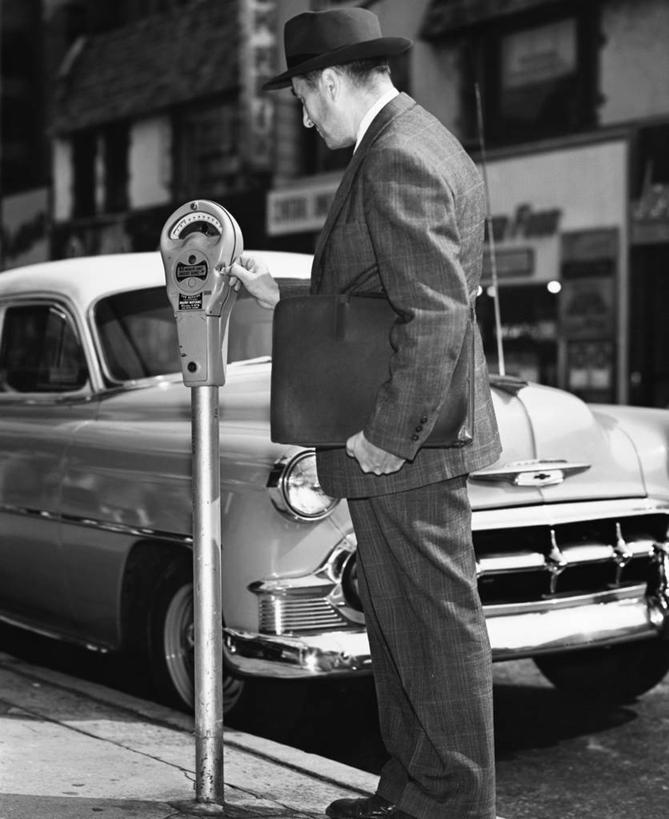 西方人,成年人,中年人,老年人,一个人,竖图,黑白,室外,白天,汽车,帽子,欧洲,欧洲人,仅一个男性,套装,正装,注视,车,停车,交通工具,观察,看,运输,摄影,观看,察看,放入,关注,载具,停车计时器,老年男性,中年男性,白种人,触摸