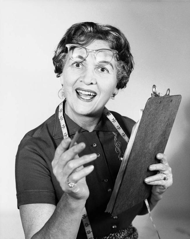 西方人,中年人,老年人,嘴,一个人,设计师,裁缝,竖图,黑白,室内,特写,欧洲,欧洲人,眼镜,卷尺,铅笔,张嘴,人体,愤怒,摄影,缝纫,测量工具,写字板,准确,肖像,张大嘴巴,技能,女性,白种人,口,口腔,嘴巴,嘴唇,美术设计员,设计,设计家,设计者,张开嘴,半身,短发