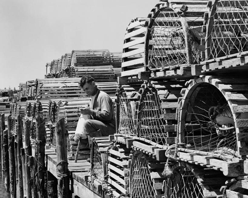 一个人,码头,坐,横图,黑白,室外,白天,渔业,美国,堆叠,朦胧,模糊,笼子,天空,木桩,工业,摄影,北美,缅因州,麦金利峰,龙虾笼