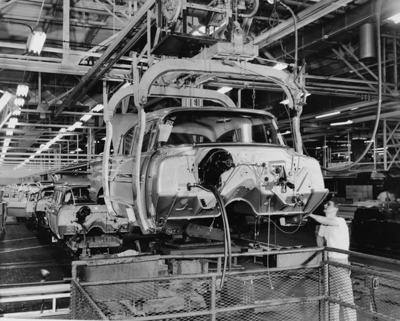 一个人,工厂,横图,黑白,室内,生产线,汽车,美国,朦胧,模糊,金属,车,工人,交通工具,职业,工业,摄影,能源,制造,北美,北美洲,载具,美洲,北亚美利加洲,亚美利加洲,密歇根,密歇根州,貂熊州,狼獾之州,狼獾州,底特律,员工,汽车厂,雪佛兰,美利坚合众国,匠人,劳动者,体力工,官位,官职,职位