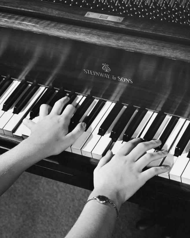 成年人,手,一个人,儿子,竖图,俯视,黑白,室内,特写,仅一个女性,表演,钢琴,乐器,音乐,人体,角度,摄影,部分,腕表,键盘乐器,练习,技能,女人,高角度拍摄