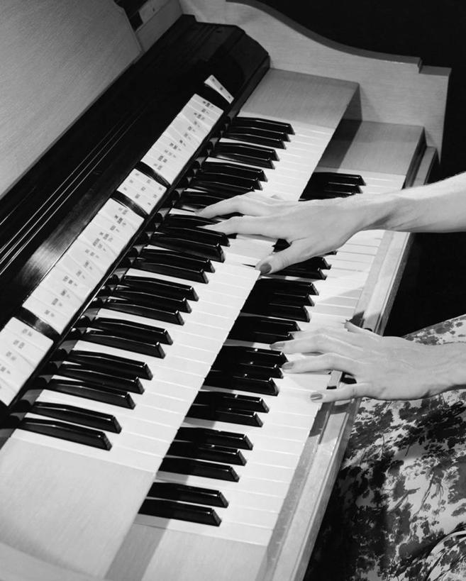 成年人,手,一个人,竖图,俯视,黑白,室内,键盘,仅一个女性,表演,乐器,音乐,人体,角度,摄影,电,部分,键盘乐器,练习,风琴,技能,女人,高角度拍摄