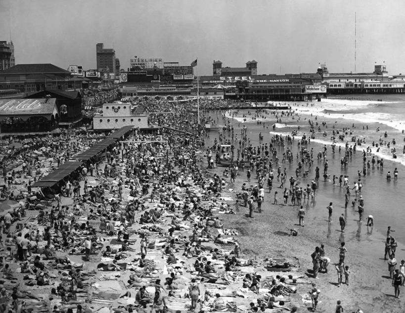 横图,俯视,黑白,室外,白天,海洋,水,城市,建筑,美国,行人,游客,游人,河岸,高处,北,方向,现代,路人,旅客,天空,波浪,大西洋,角度,摄影,北美,群众,新泽西,大西洋城,泽西岛,过客,海滩,高角度拍摄,旅行