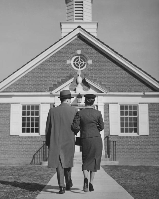 西方人,成年人,两个人,教堂,竖图,黑白,室外,白天,制服,建筑,帽子,欧洲,欧洲人,外套,背面,衣服,天空,摄影,宗教,建造,军人,放置,军装,基督教,宗教建筑,军服,壕沟,灵性,男人,女人,白种人,步行