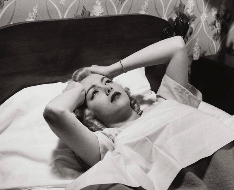 西方人,成年人,头,手,一个人,躺,横图,俯视,室内,特写,床,卧室,欧洲,欧洲人,仅一个年轻女性,仅一个女性,仅一个人,托腮,枕头,向上看,疲倦,生病,放松,凝视,人体,角度,摄影,头痛,疲劳,绝望,疲惫,痛苦,困乏,疲乏,挫败,悲哀,委顿,疲困,疲顿,疲钝,倦怠,怠倦,担心,年轻女性,女人,女性,白种人,年轻人,头部,仰卧,半身,彩图,高角度拍摄,失眠症