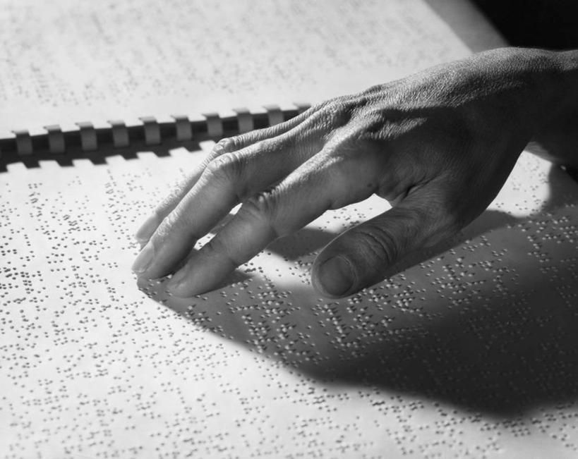 手,一个人,横图,黑白,室内,特写,起伏,标志,文字,字符,教育,标识,手指,读书,人体,摄影,部分,凹凸,盲人,盲文,技能,点字,凸字,书,触摸,布莱叶点字法,感知