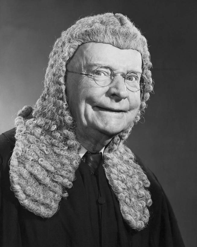 西方人,成年人,老年人,脸,头,脸颊,一个人,法官,竖图,黑白,室内,特写,制服,幸福,智慧,欧洲,欧洲人,仅一个男性,仅一个人,正装,假发,眼镜,肩膀,仅一个老年男性,摄影,权威,肖像,尊敬,老年男性,男人,男性,白种人,头部,脸部,脸蛋,面部,法律,法律体系,假笑