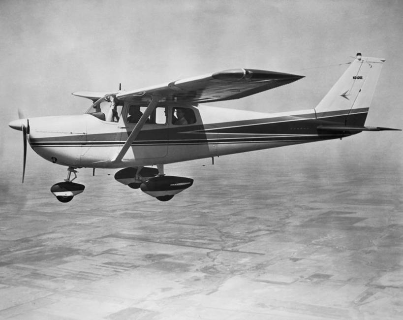 三个人,横图,黑白,室外,白天,风,飞机,日光,阴影,朦胧,模糊,螺旋桨,半空,古典,历史,飞,运输,摄影,飞行器,螺旋桨飞机,旅行,赛斯纳飞机公司,私人飞机,过去