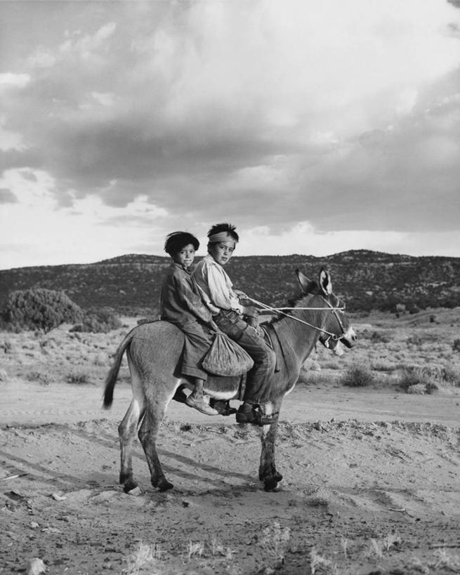 儿童,两个人,坐,竖图,黑白,室外,白天,纯洁,山,植物,哺乳动物,野生动物,美国,阴影,沙子,地形,云,古典,小孩,天空,动物,可爱,童年,童趣,摄影,牲畜,亚利桑那,北美,贫穷,肖像,印第安人,童真,烂漫,无邪,纪念碑山谷,驴子,天真,男孩,孩子,传统服装,传统文化,纳瓦霍族