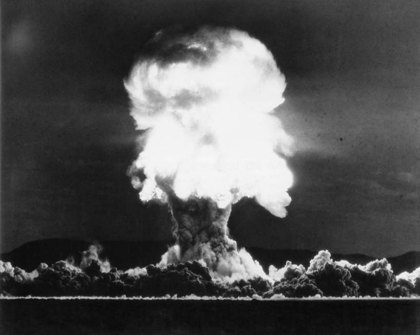 无人,横图,黑白,室外,夜晚,爆炸,美国,环保,研究,军事,古典,放射,天空,烟,摄影,能源,环境,污染,死亡,回收,资源,北美,毁灭,利用,低碳,循环,科学实验,内华达州,结束,持续,空气污染,蘑菇云,危险,过去